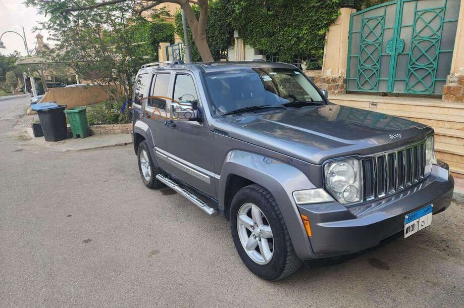 Cherokee Jeep رمادي