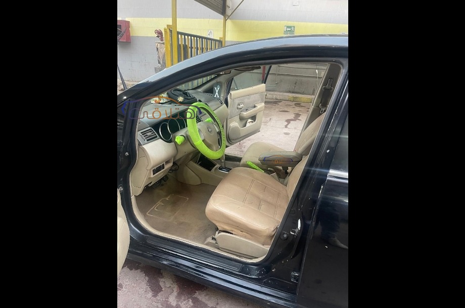 Tiida Nissan أسود