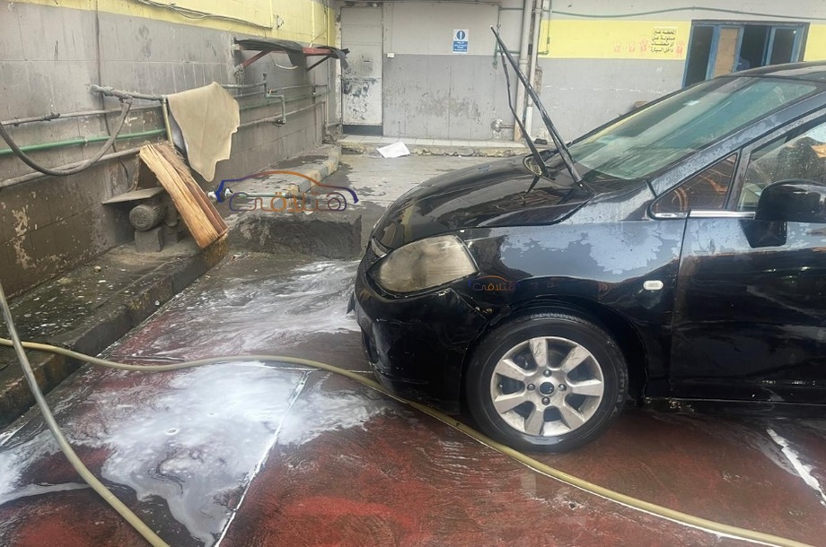 Tiida Nissan أسود