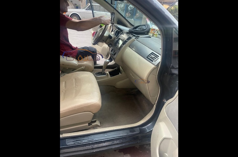 Tiida Nissan أسود