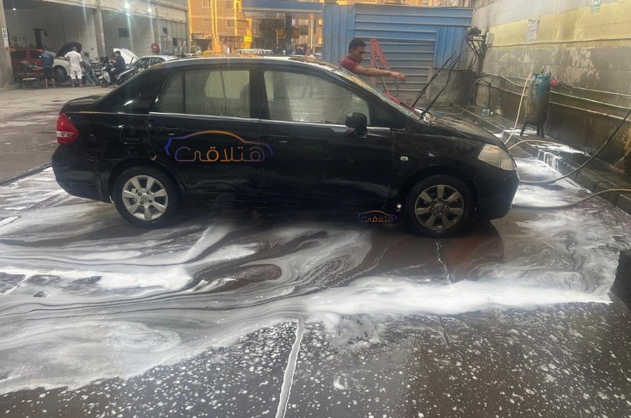 Tiida Nissan أسود