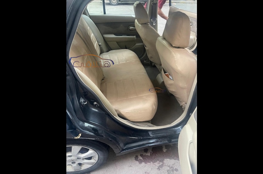 Tiida Nissan أسود