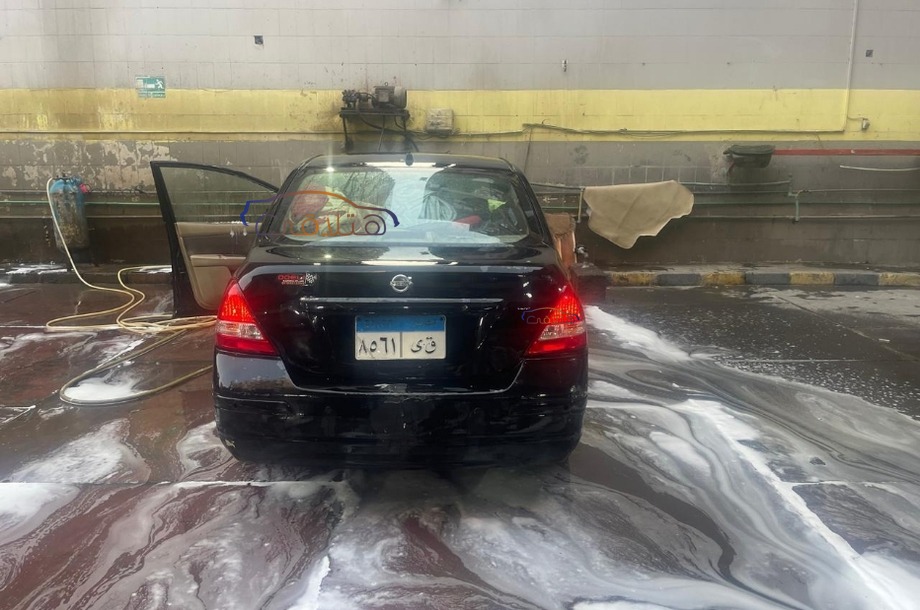 Tiida Nissan أسود