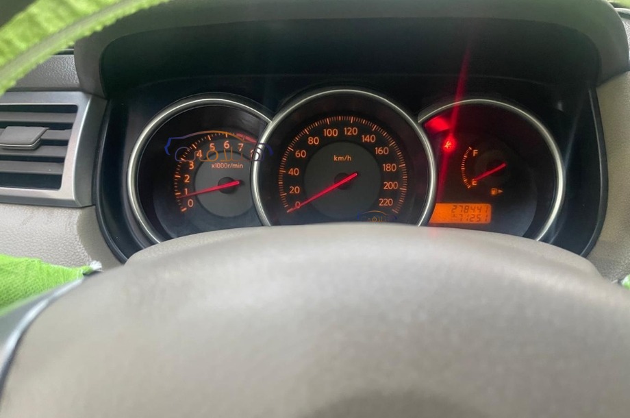 Tiida Nissan أسود