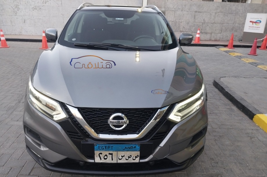 Qashqai Nissan فضي