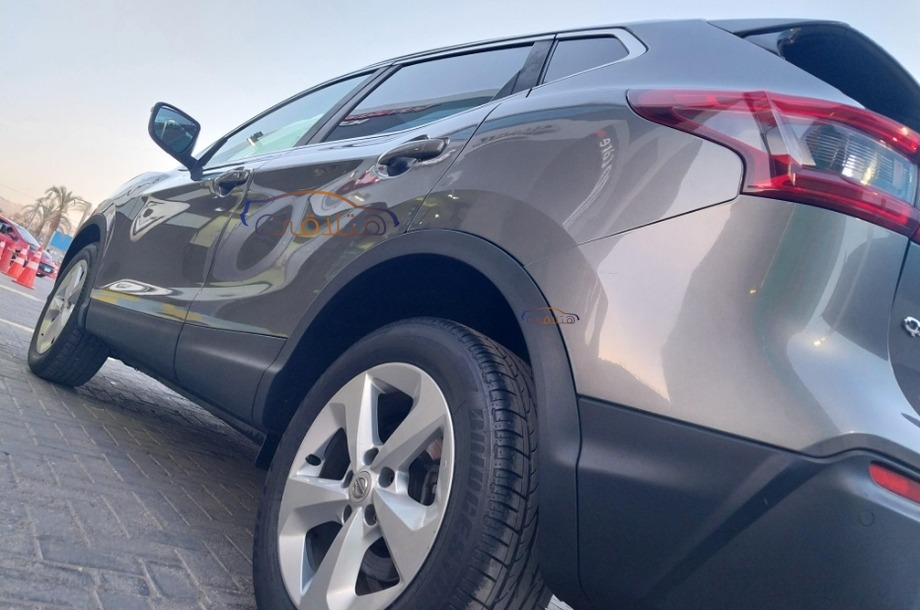 Qashqai Nissan فضي