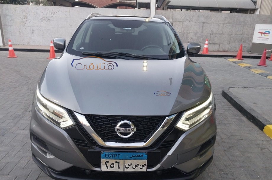 Qashqai Nissan فضي