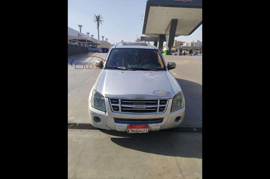 D max Isuzu فضي