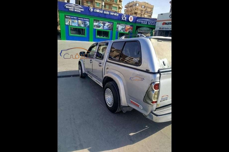 D max Isuzu فضي