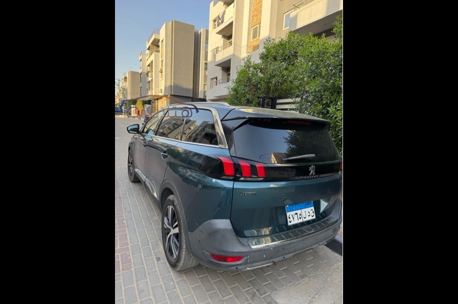 5008 Peugeot Dark green