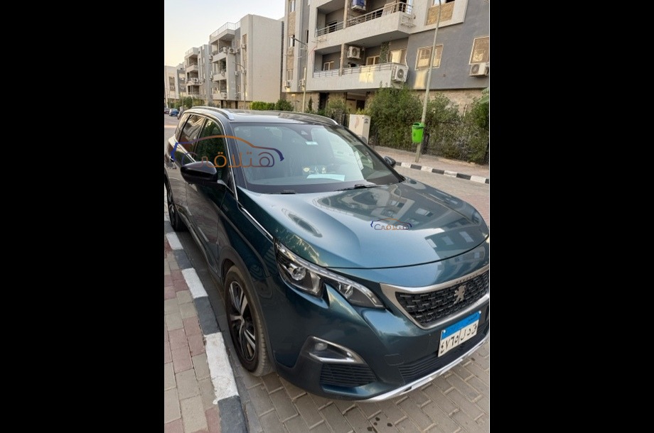 5008 Peugeot Dark green