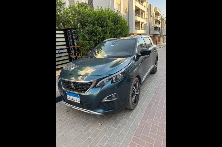 5008 Peugeot Dark green