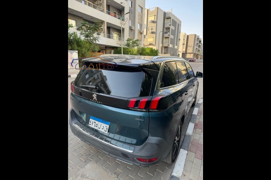 5008 Peugeot Dark green