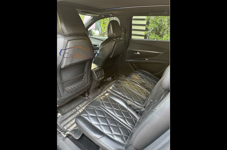 5008 Peugeot Dark green