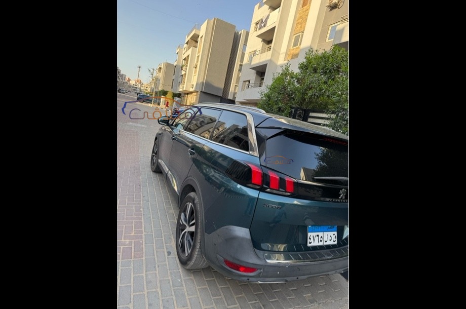 5008 Peugeot Dark green