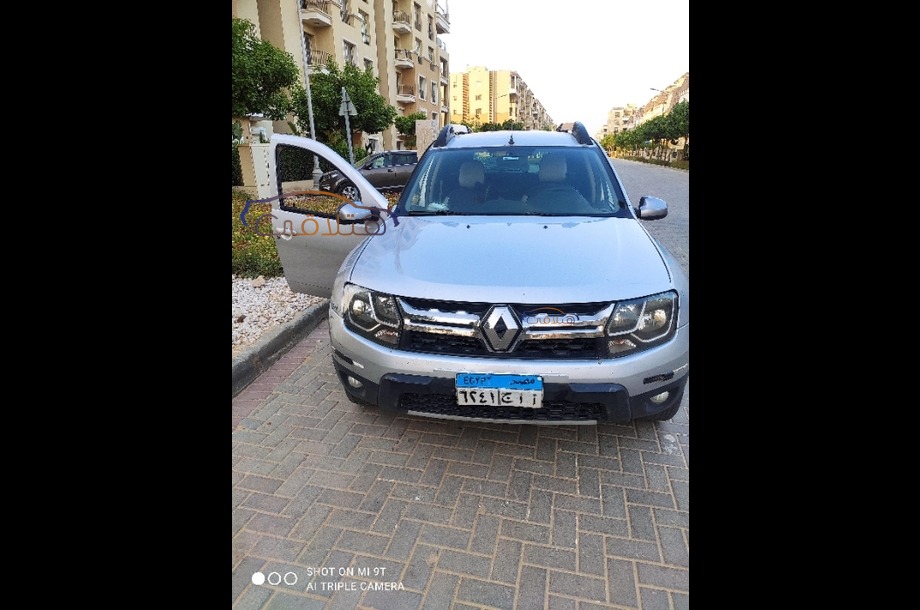 Duster Renault فضي