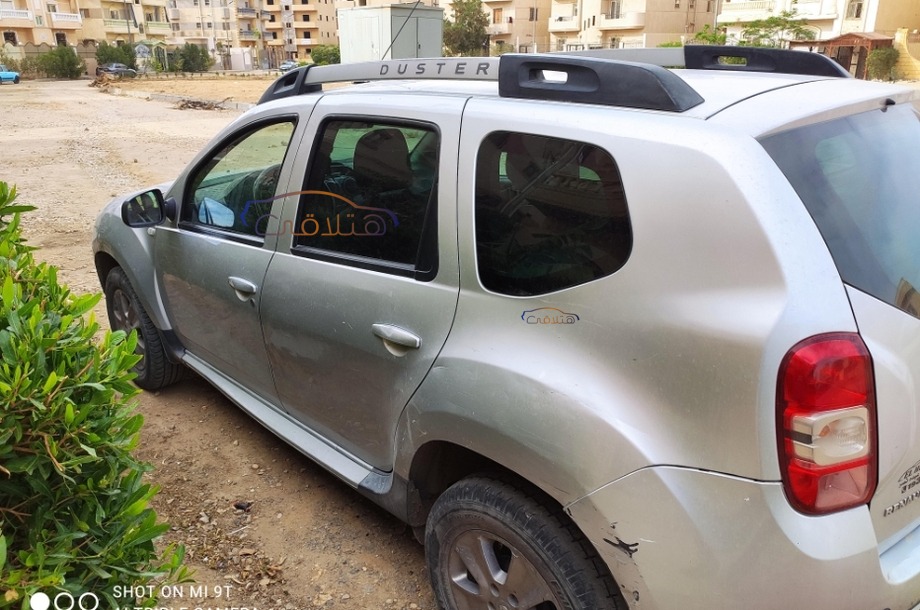 Duster Renault فضي