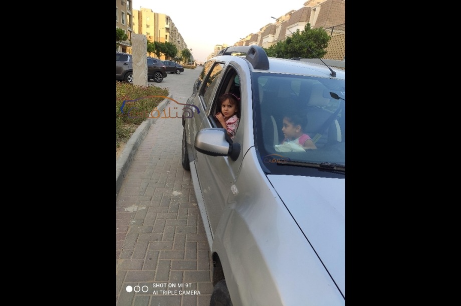 Duster Renault فضي