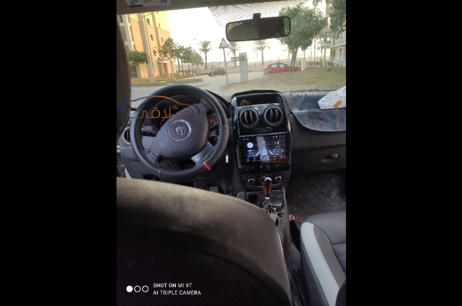 Duster Renault فضي