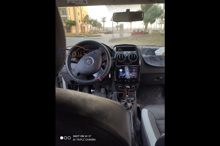 Duster Renault فضي