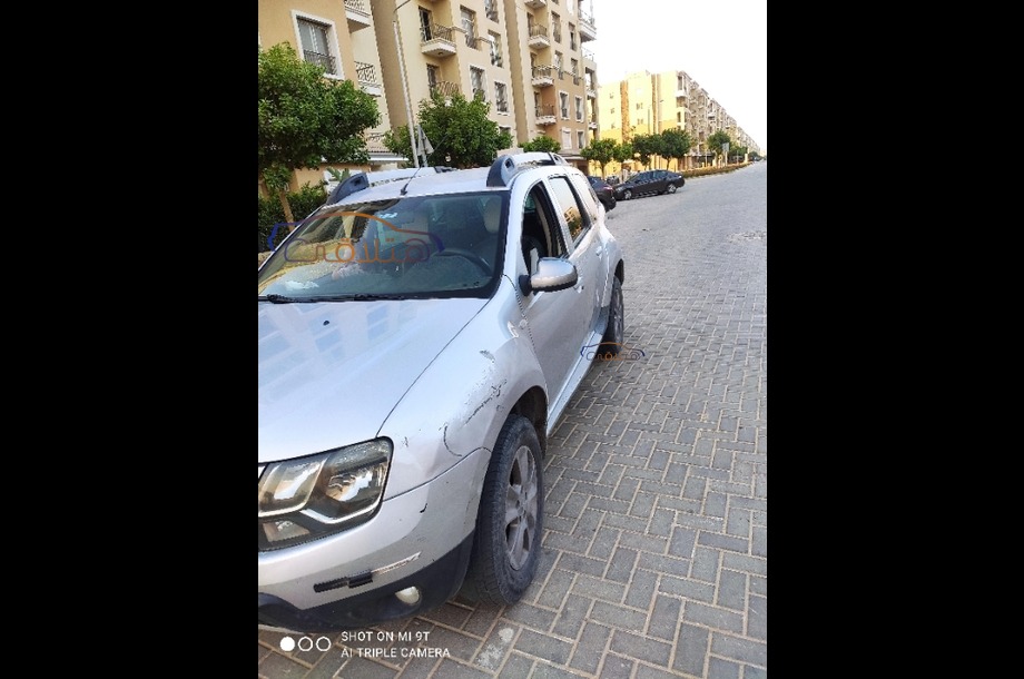 Duster Renault فضي