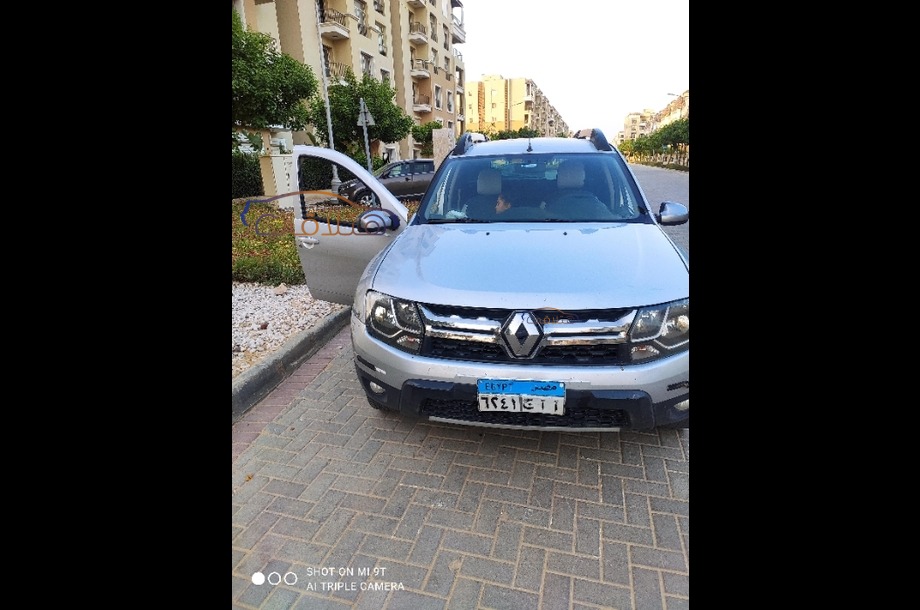 Duster Renault فضي