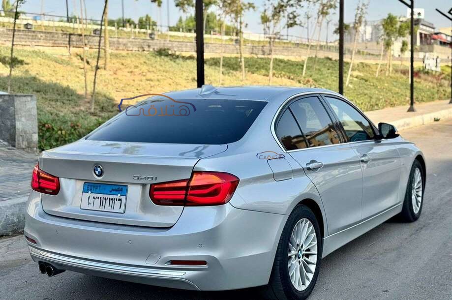 320 BMW فضي