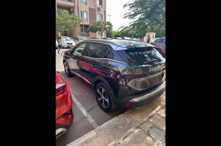 3008 Peugeot أسود