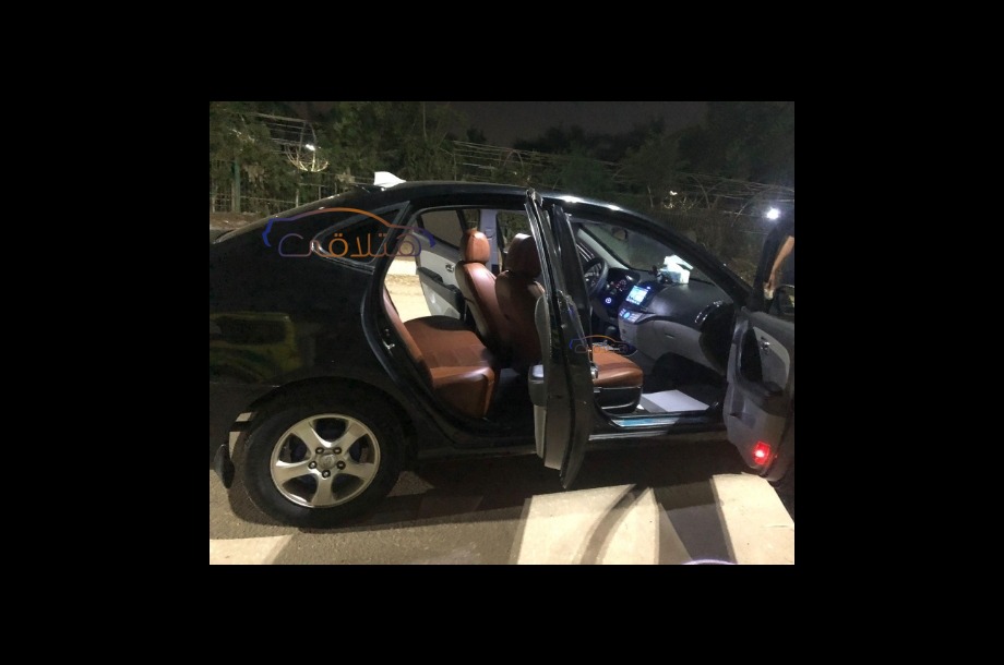 Avante Hyundai أسود