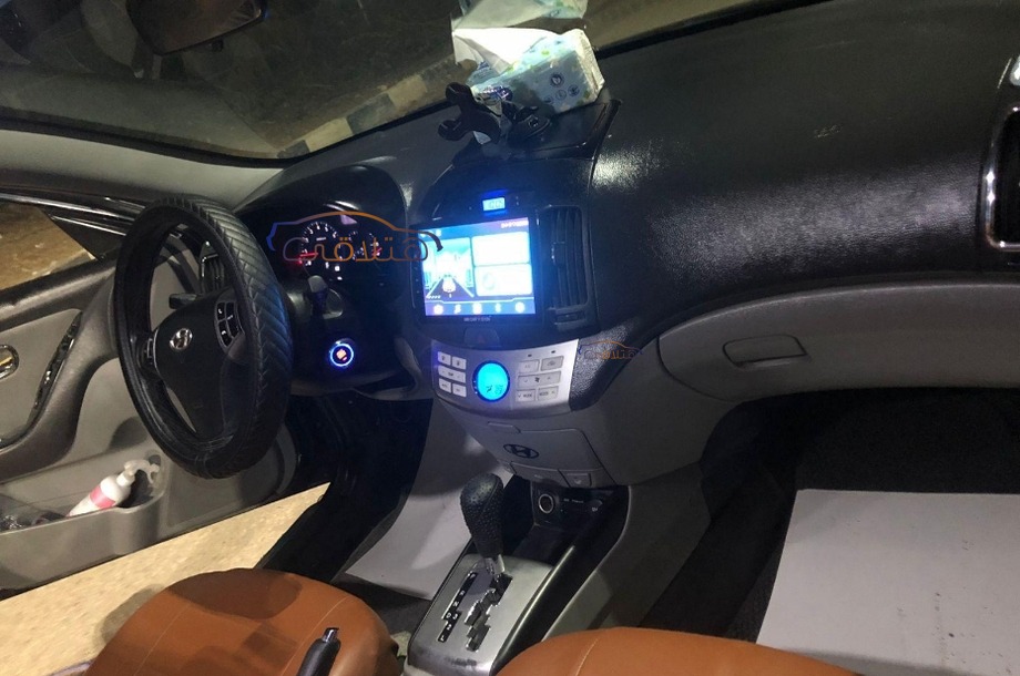 Avante Hyundai أسود