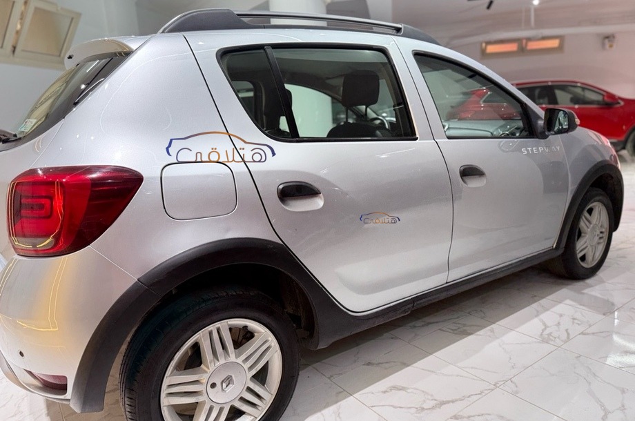 Sandero Step Way Renault فضي