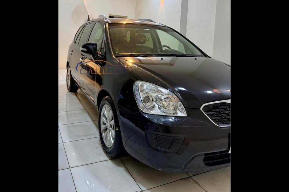 Carens Kia أسود