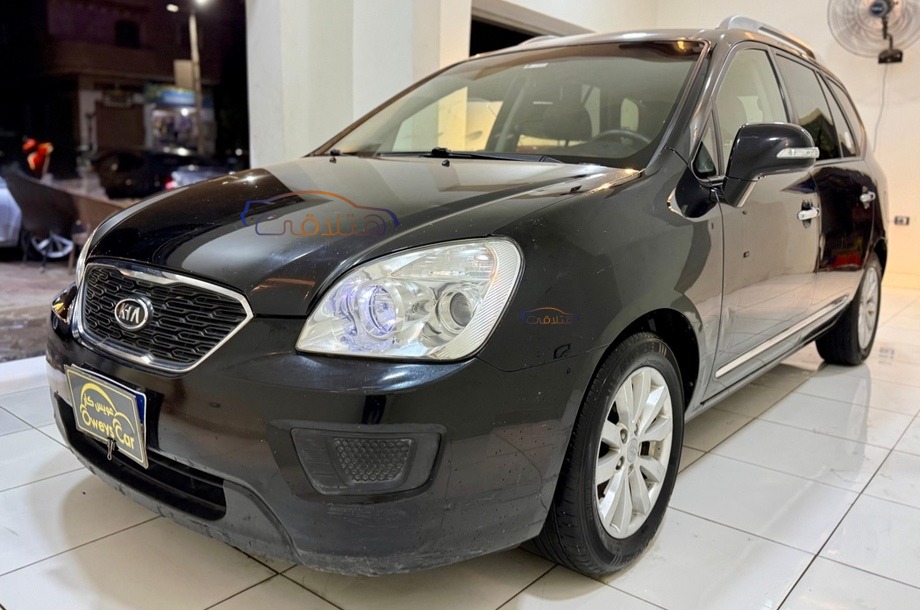 Carens Kia أسود