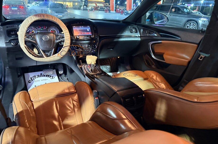 Insignia Opel اخضر غامق