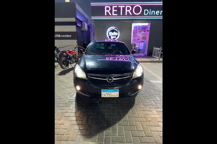 Insignia Opel اخضر غامق