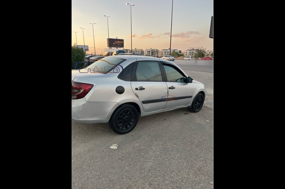 Granta Lada فضي