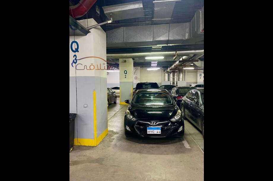 Elantra MD Hyundai أسود