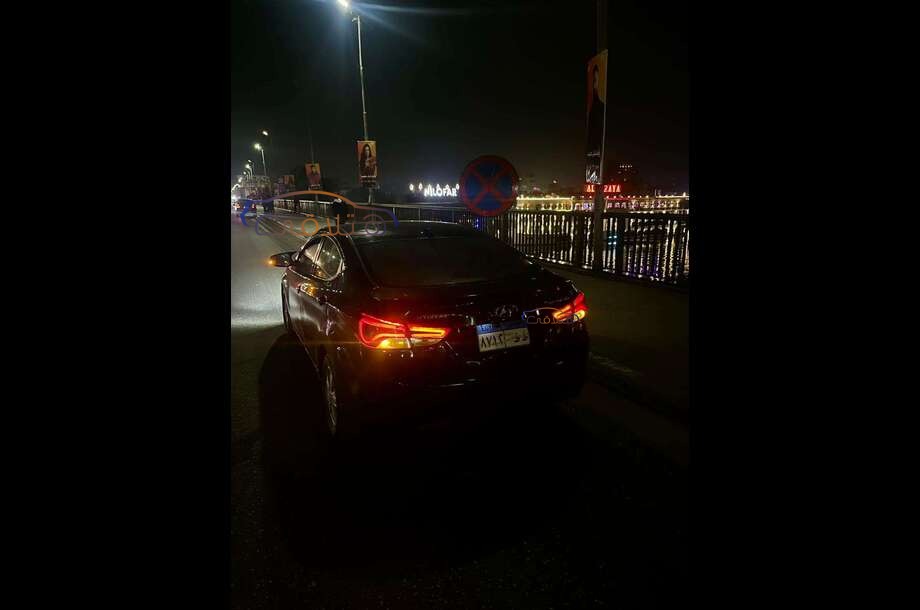 Elantra MD Hyundai أسود