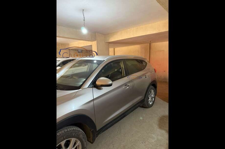 Tucson Hyundai ذهبي