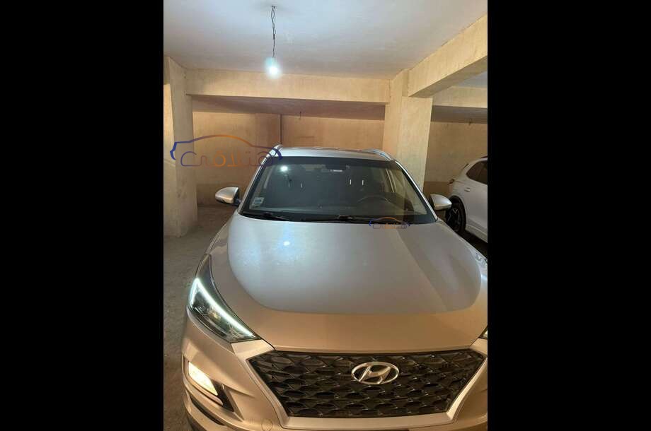 Tucson Hyundai ذهبي