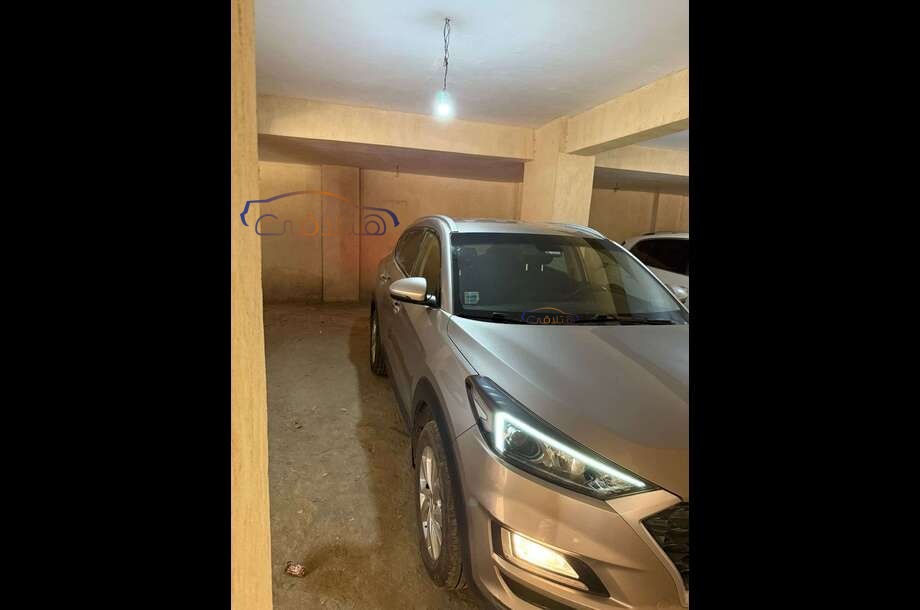 Tucson Hyundai ذهبي
