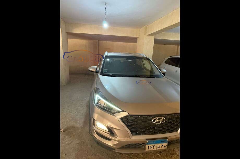 Tucson Hyundai ذهبي