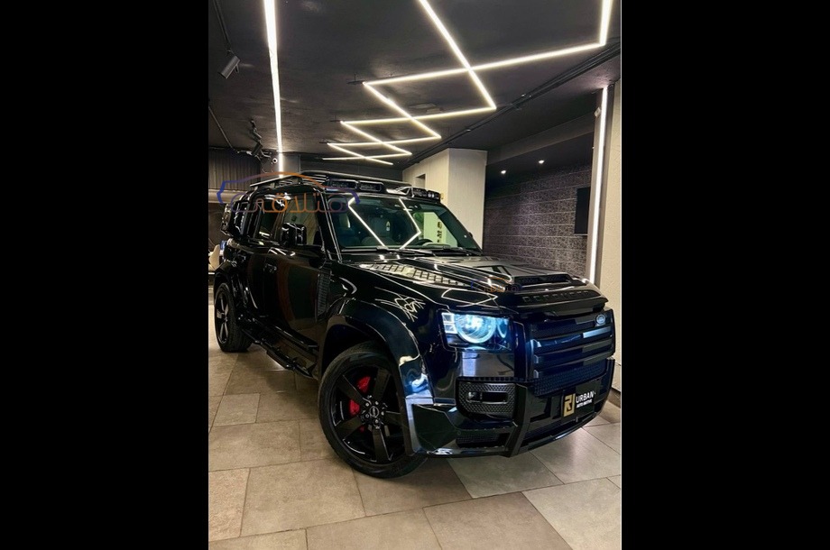 Defender Land Rover أسود