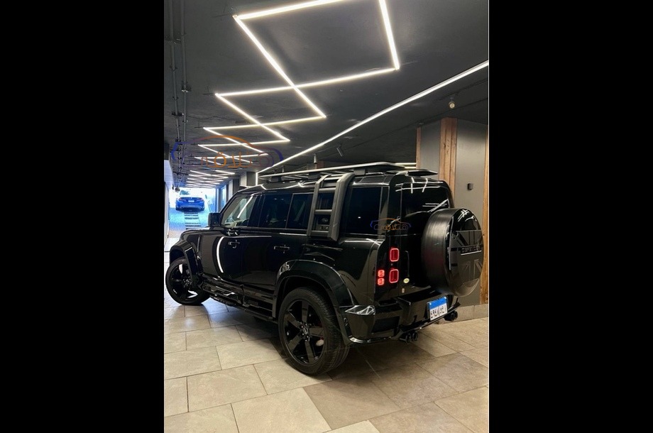 Defender Land Rover أسود