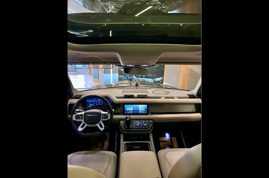 Defender Land Rover أسود