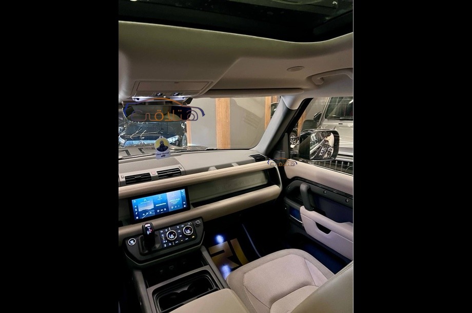 Defender Land Rover أسود