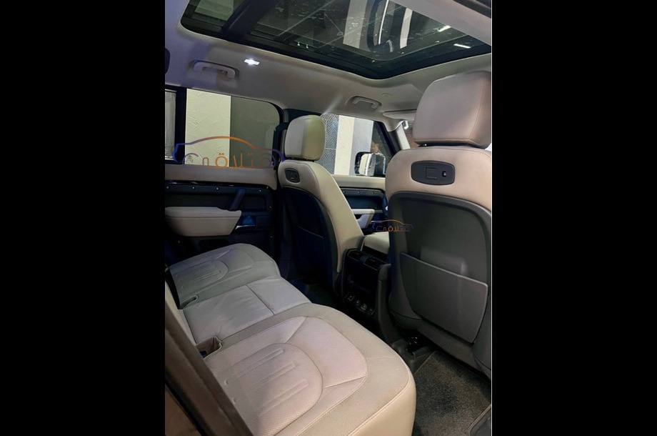 Defender Land Rover أسود