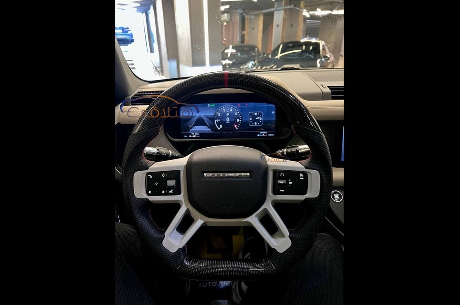 Defender Land Rover أسود