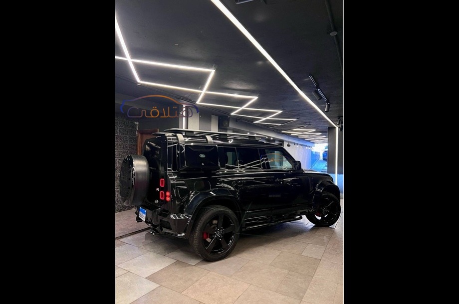 Defender Land Rover أسود