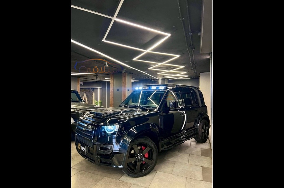 Defender Land Rover أسود